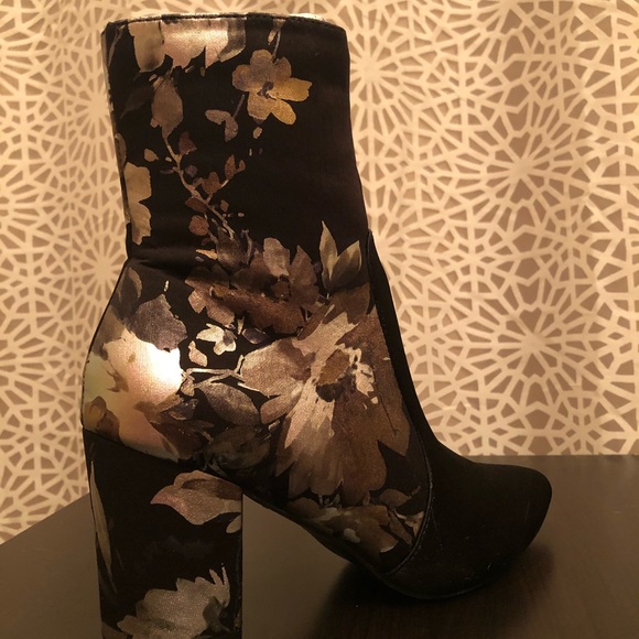 NWT Boutique Black Floral Print Metallic Booties - Picture 8 of 16